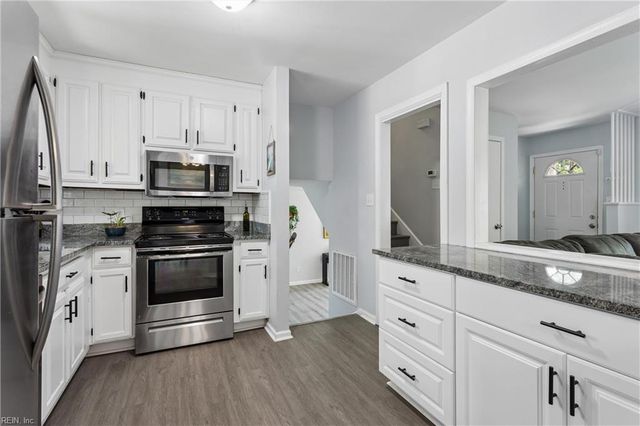 52 Gainsborough PL, Newport News, VA 23608