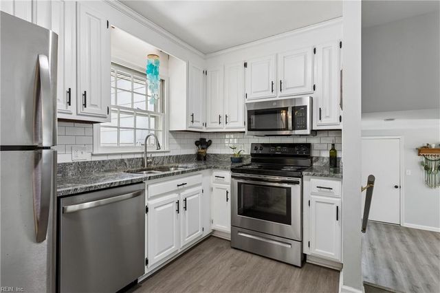 52 Gainsborough PL, Newport News, VA 23608