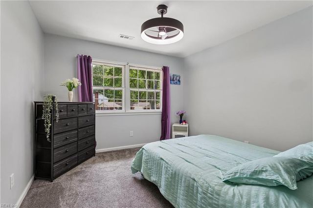 52 Gainsborough PL, Newport News, VA 23608