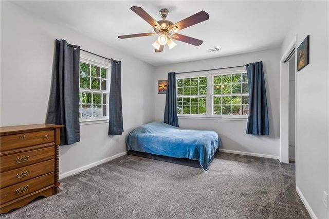 52 Gainsborough PL, Newport News, VA 23608