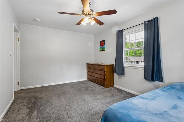 52 Gainsborough PL, Newport News, VA 23608