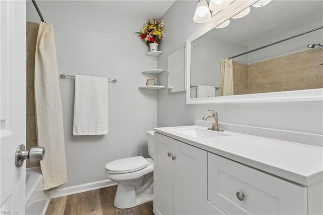 52 Gainsborough PL, Newport News, VA 23608