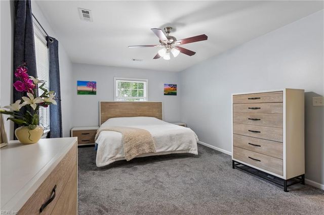 52 Gainsborough PL, Newport News, VA 23608