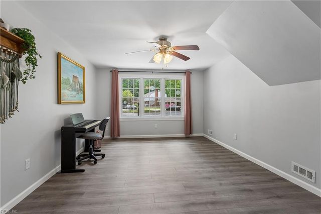 52 Gainsborough PL, Newport News, VA 23608