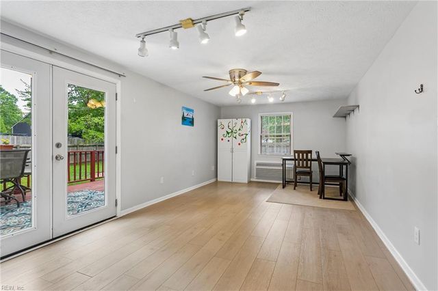 52 Gainsborough PL, Newport News, VA 23608