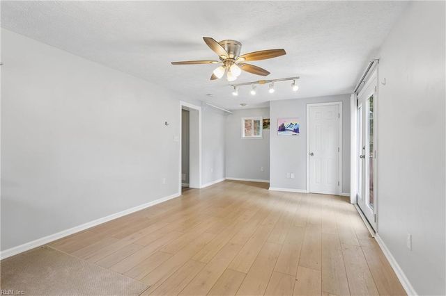 52 Gainsborough PL, Newport News, VA 23608