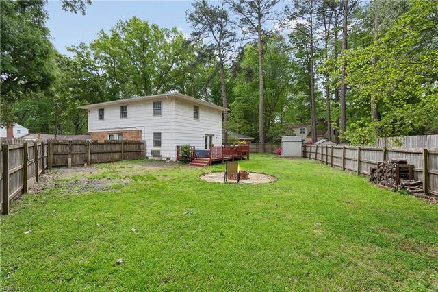 52 Gainsborough PL, Newport News, VA 23608