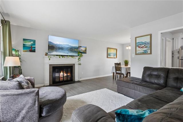 52 Gainsborough PL, Newport News, VA 23608