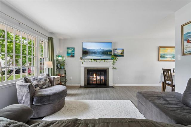 52 Gainsborough PL, Newport News, VA 23608