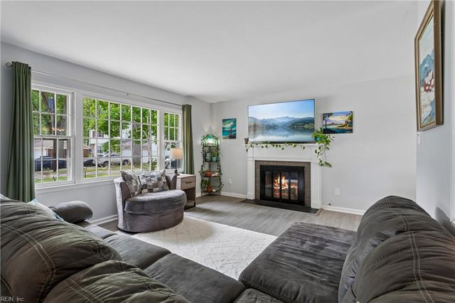 52 Gainsborough PL, Newport News, VA 23608
