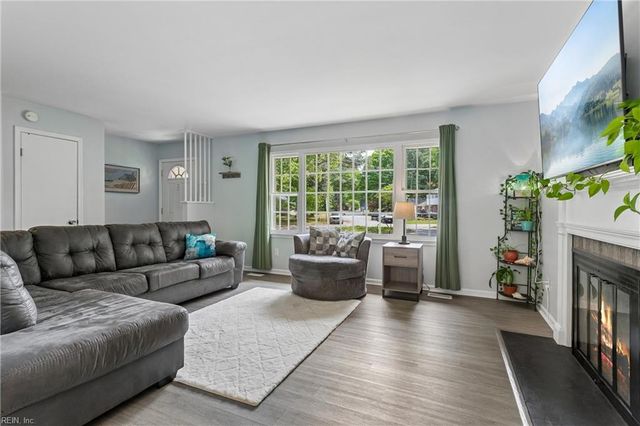 52 Gainsborough PL, Newport News, VA 23608