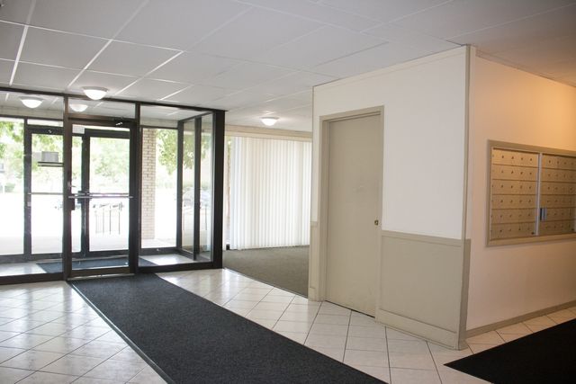 9701 N Dee Road 6M, Niles, IL 60714