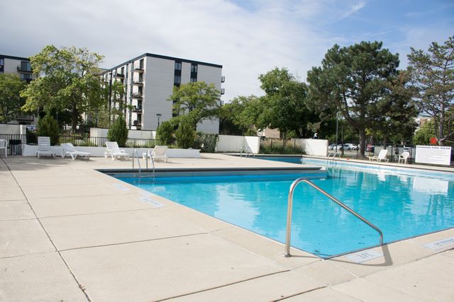 9701 N Dee Road 6M, Niles, IL 60714