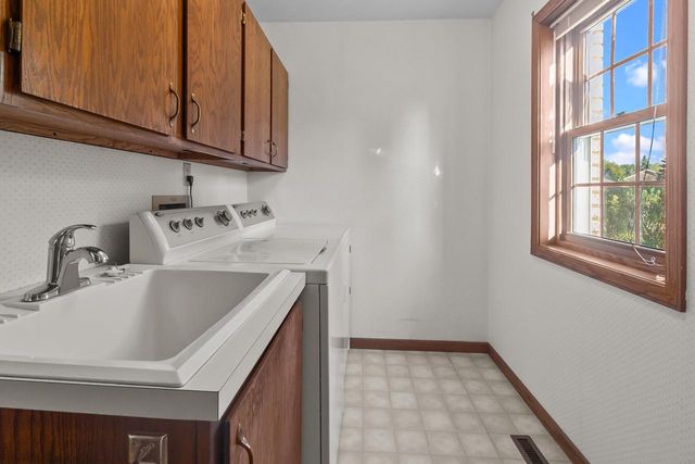 611 W Estate COURT, Elkhorn, WI 53121