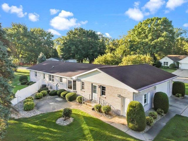 611 W Estate COURT, Elkhorn, WI 53121