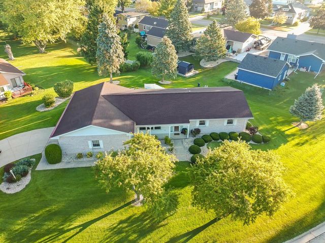 611 W Estate COURT, Elkhorn, WI 53121