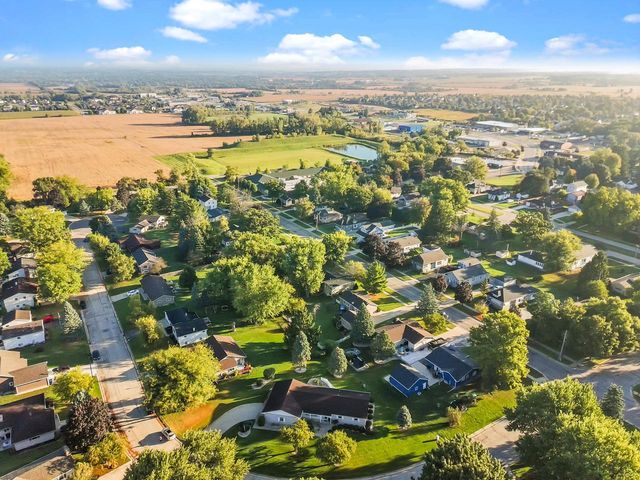 611 W Estate COURT, Elkhorn, WI 53121