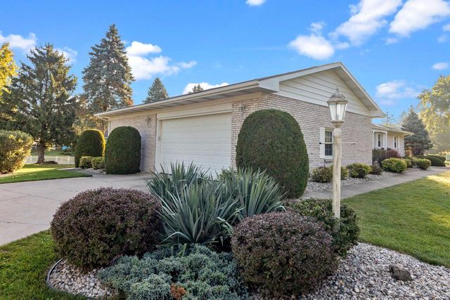 611 W Estate COURT, Elkhorn, WI 53121