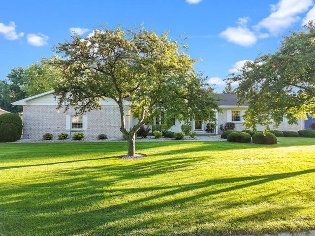 611 W Estate COURT, Elkhorn, WI 53121