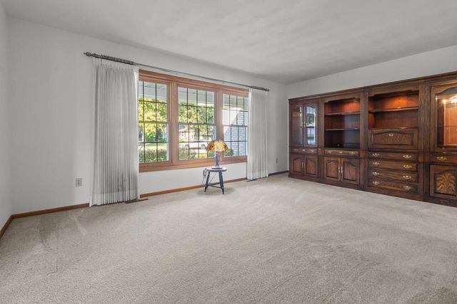 611 W Estate COURT, Elkhorn, WI 53121