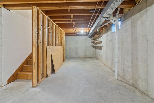 611 W Estate COURT, Elkhorn, WI 53121