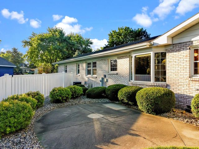 611 W Estate COURT, Elkhorn, WI 53121