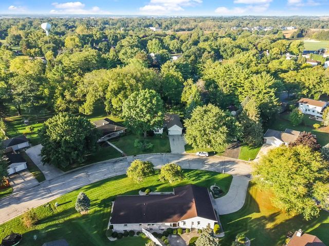 611 W Estate COURT, Elkhorn, WI 53121