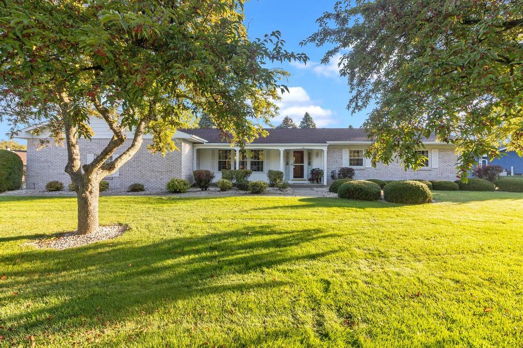 611 W Estate COURT, Elkhorn, WI 53121