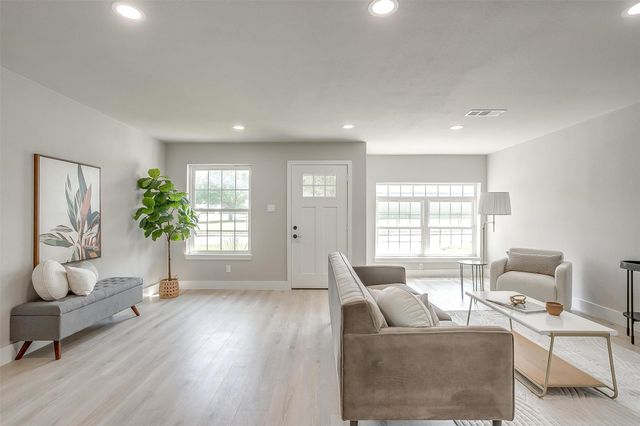 400 NW Jayellen Avenue, Burleson, TX 76028