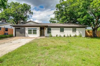 400 NW Jayellen Avenue, Burleson, TX 76028