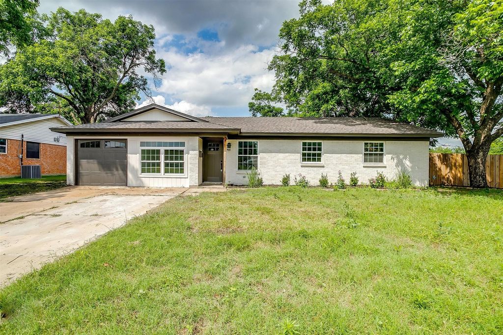 400 NW Jayellen Avenue, Burleson, TX 76028