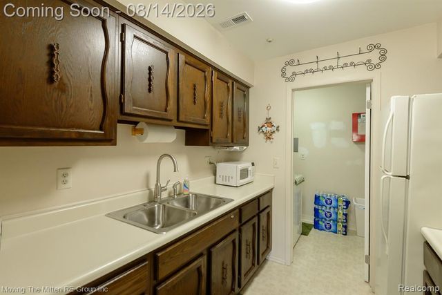 37587 Barkridge Circle, Westland, MI 48185