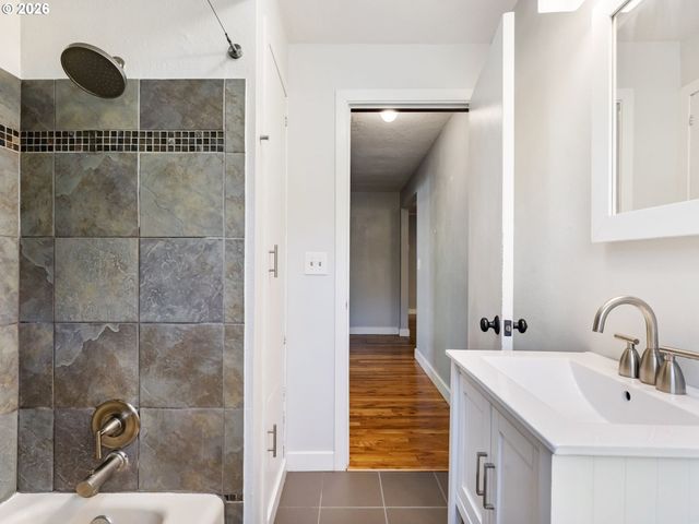 2701 Ne 105TH Ave, Portland, OR 97220