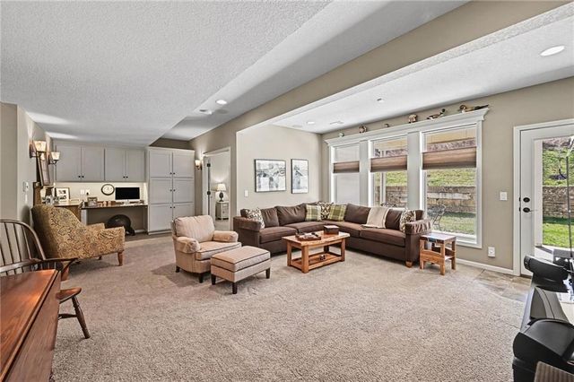 9297 Lime Stone Road, Parkville, MO 64152