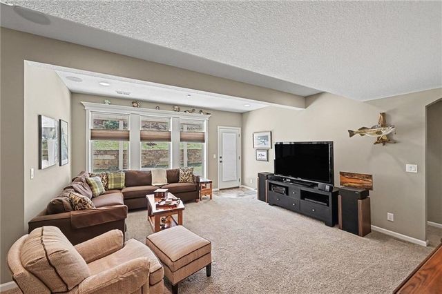 9297 Lime Stone Road, Parkville, MO 64152