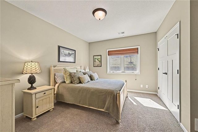 9297 Lime Stone Road, Parkville, MO 64152