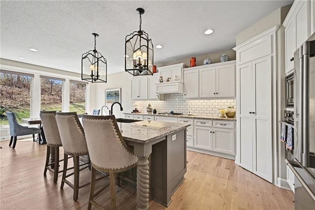 9297 Lime Stone Road, Parkville, MO 64152