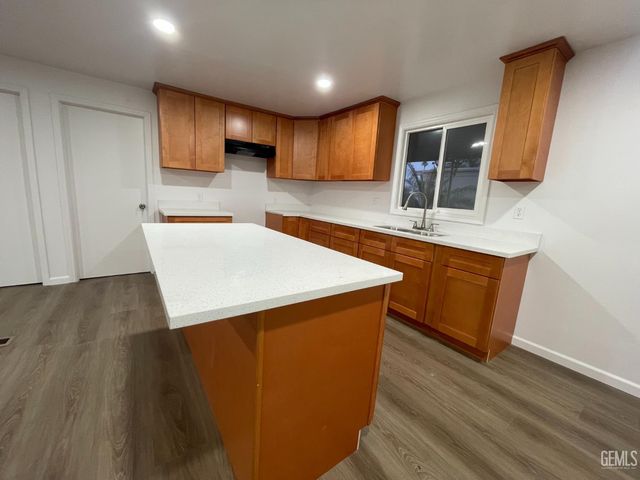 16 Torrey Pine Lane, Bakersfield, CA 93308
