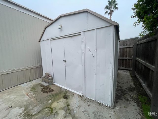 16 Torrey Pine Lane, Bakersfield, CA 93308