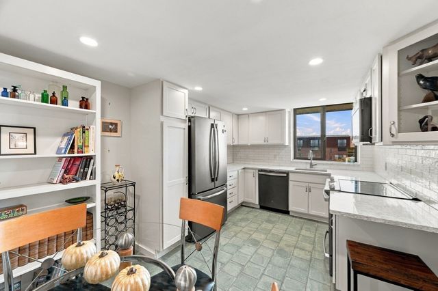 406 Paradise Road 3H, Swampscott, MA 01907