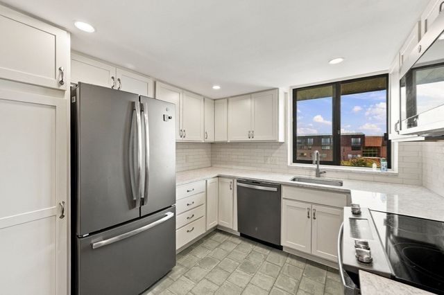 406 Paradise Road 3H, Swampscott, MA 01907
