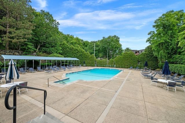 406 Paradise Road 3H, Swampscott, MA 01907