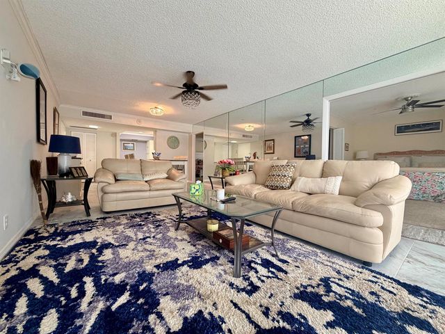 2425 PRESIDENTIAL Way 304, West Palm Beach, FL 33401