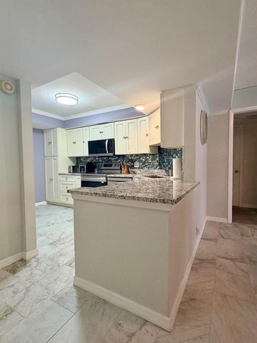 2425 PRESIDENTIAL Way 304, West Palm Beach, FL 33401