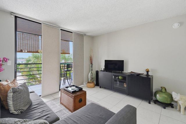 4640 Lucerne Lakes Boulevard W 404, Lake Worth, FL 33467