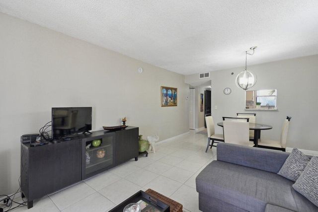 4640 Lucerne Lakes Boulevard W 404, Lake Worth, FL 33467