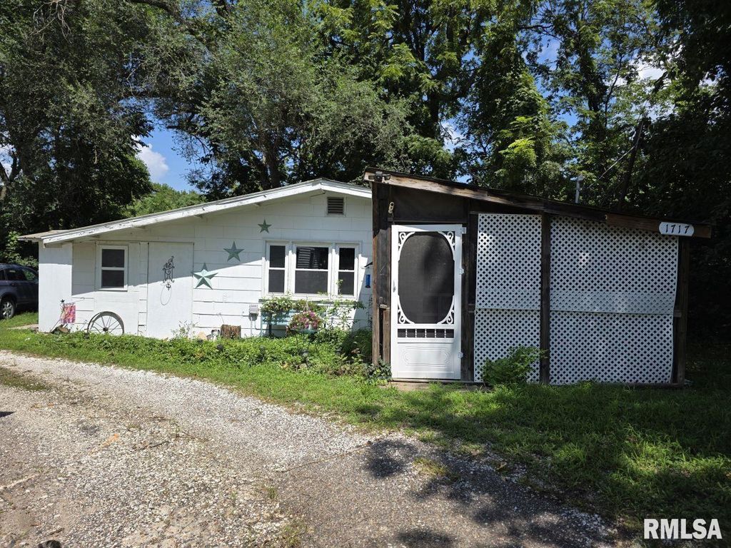 1717 N 4TH Street, Quincy, IL 62301