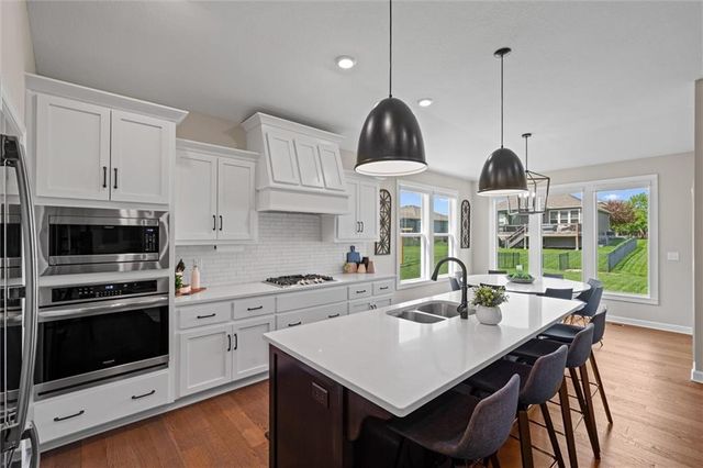 12186 S Quail Ridge Drive, Olathe, KS 66061