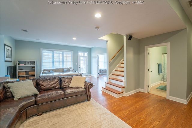 911 Suncrest Road, Charleston, WV 25303