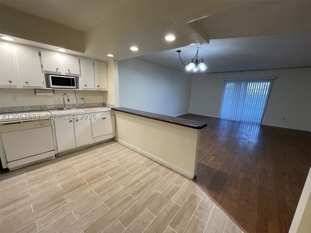 2061 NW 47th Ter 306, Lauderhill, FL 33313